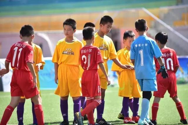 世俱杯首现裁判佩戴执法记录仪 俩中国裁判入选